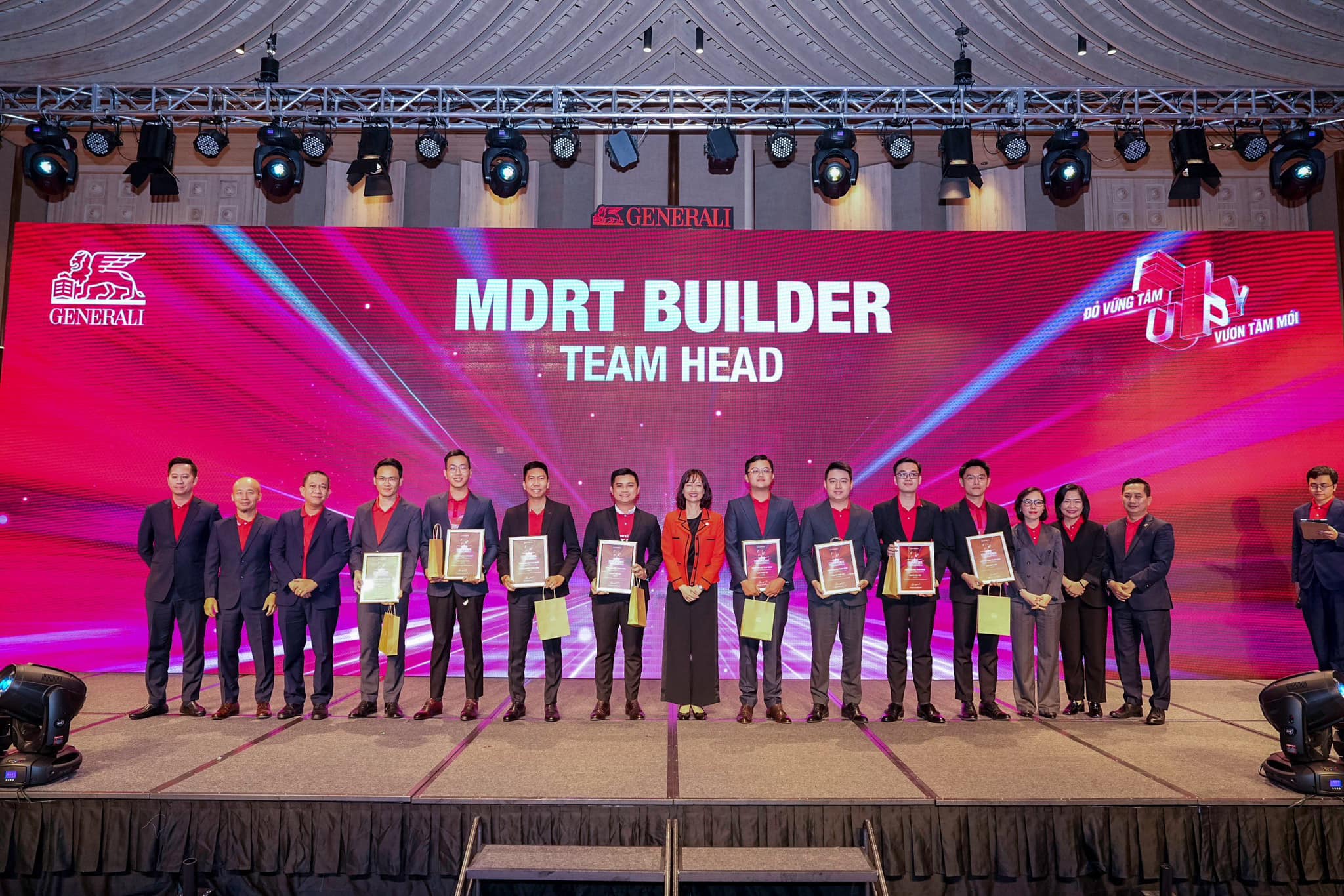 Nguyễn Đức Huy nhận danh hiệu MDRT Builder Team Head tại sự kiện Generali Vietnam